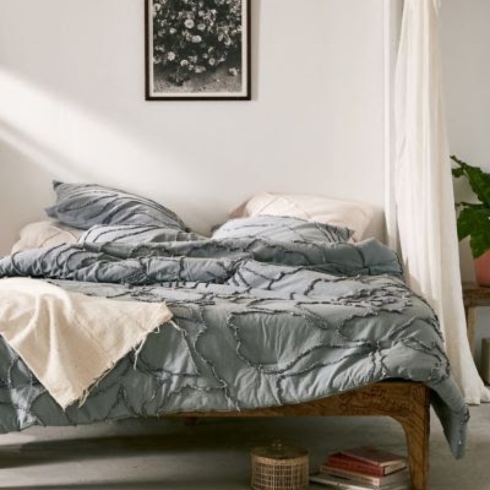 Urban Outfitters Margot Tufted Floral Full/Queen Comforter + 2 Shams